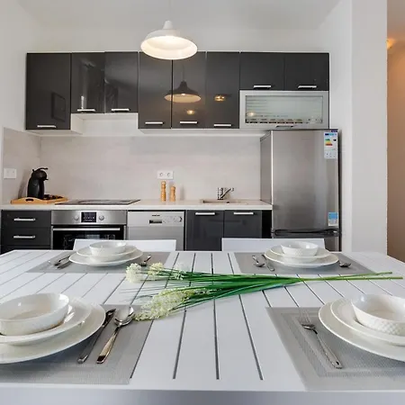 Kastelina Apartman *