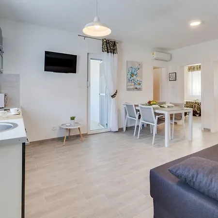 Kastelina Apartman