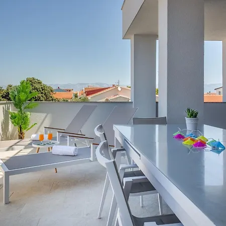 Kastelina Apartman *