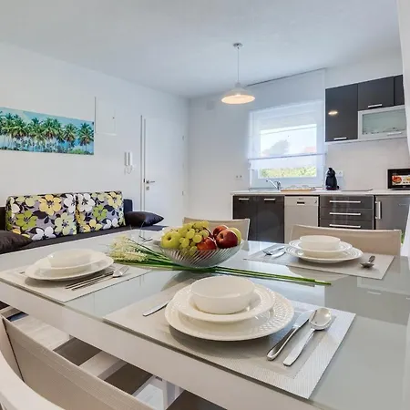 Kastelina Appartement Vir