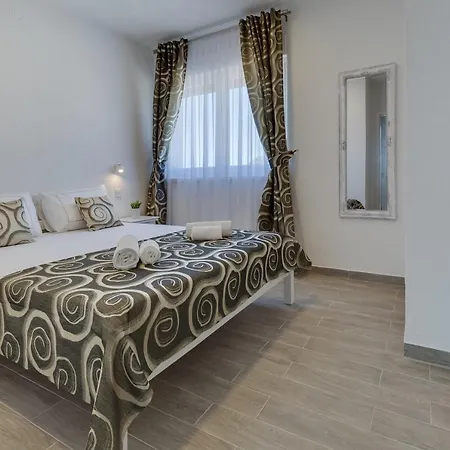 Kastelina Apartment *
