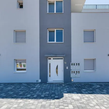 Kastelina Apartment *