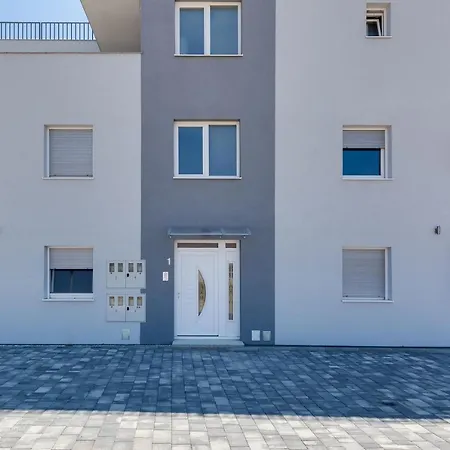 Apartment Kastelina Vir
