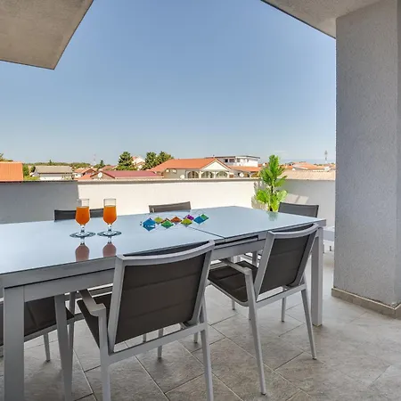 Kastelina Appartement Vir